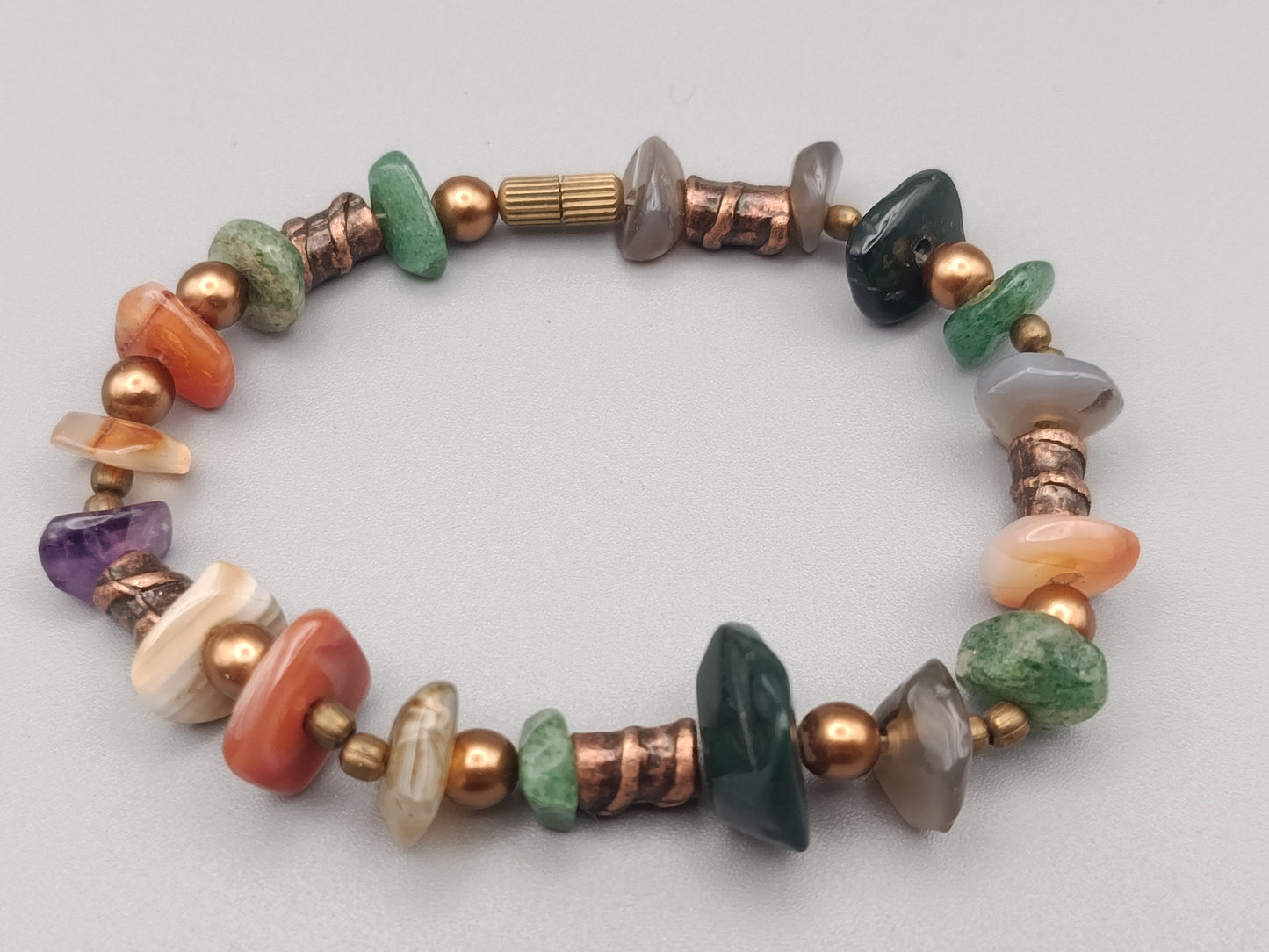 Buntes Steinarmband mit Kupferelementen