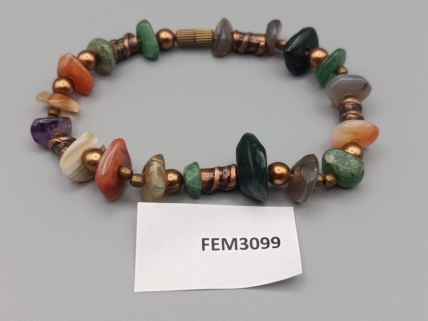 Buntes Steinarmband mit Kupferelementen