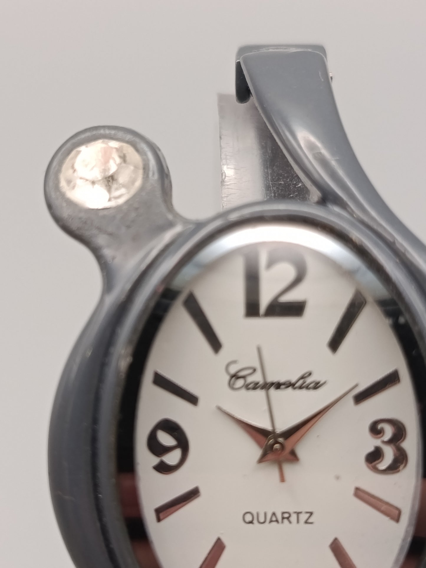 Moderne Camelia Damen Uhr Futuristisches Design