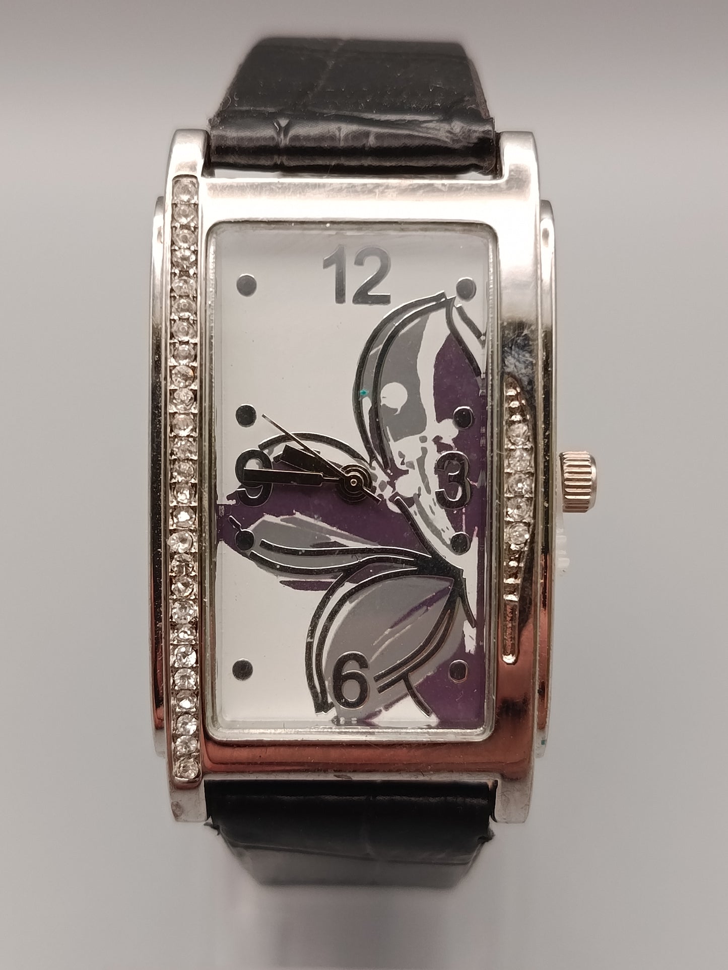 Elegante Damen Uhr mit Schmetterlings-Design