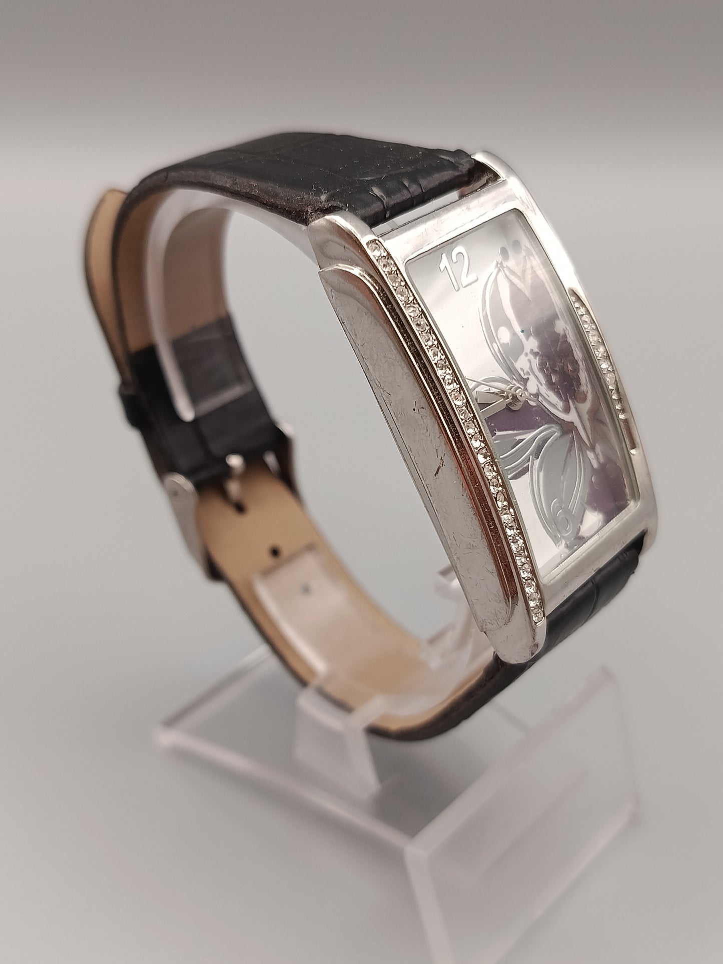 Elegante Damen Uhr mit Schmetterlings-Design
