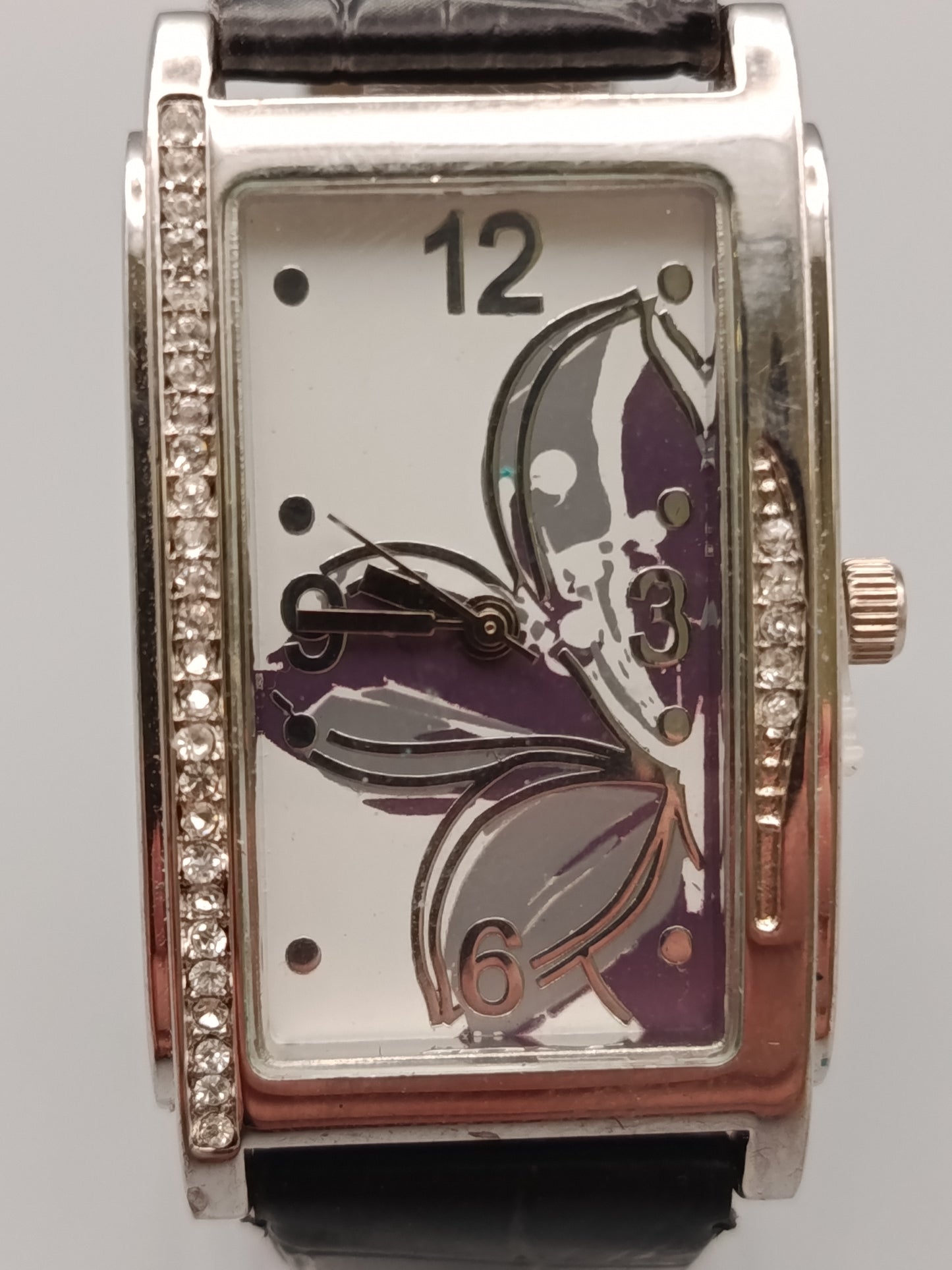 Elegante Damen Uhr mit Schmetterlings-Design