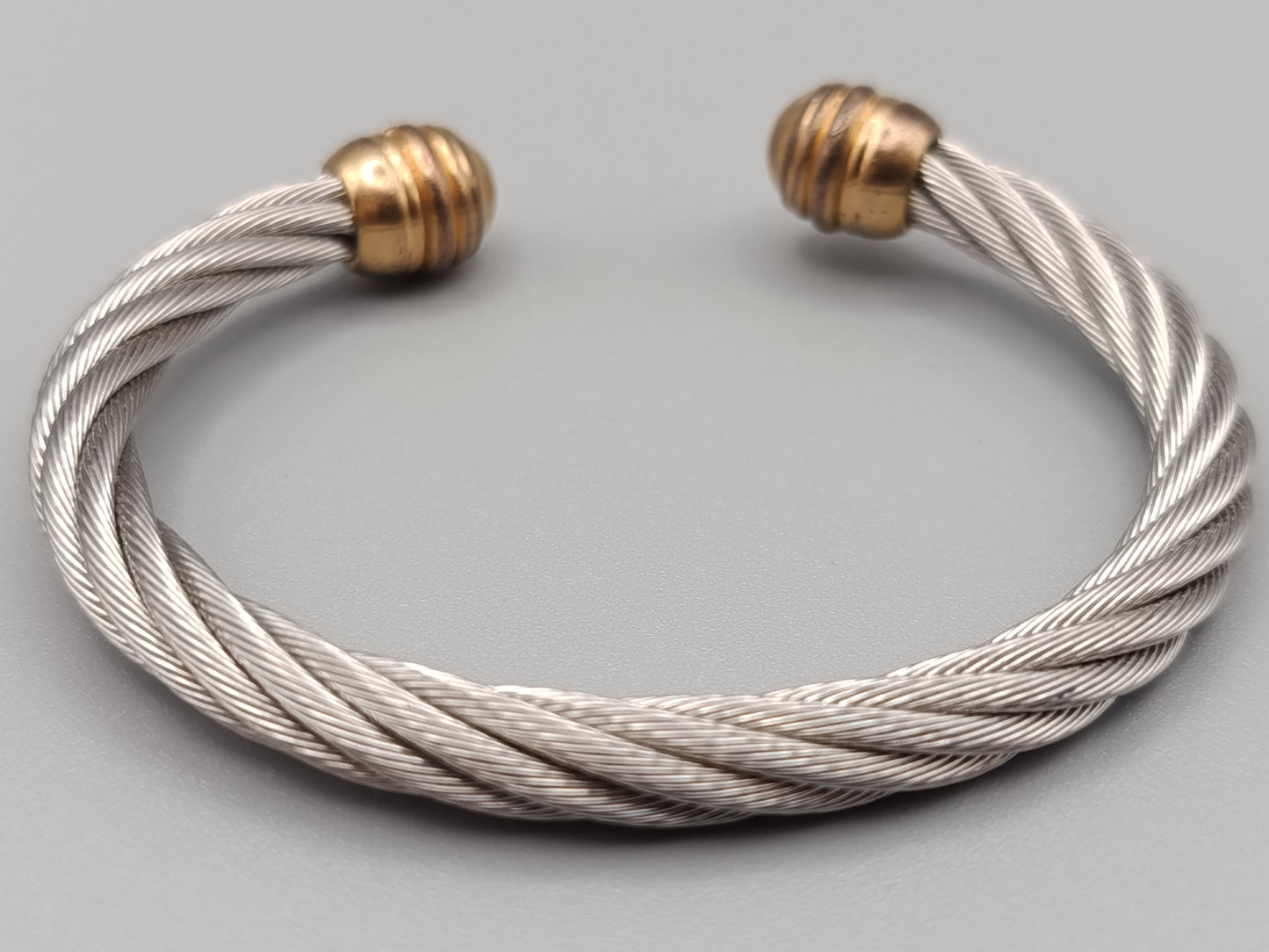 Markanter Damen Armreif im Kabel-Design