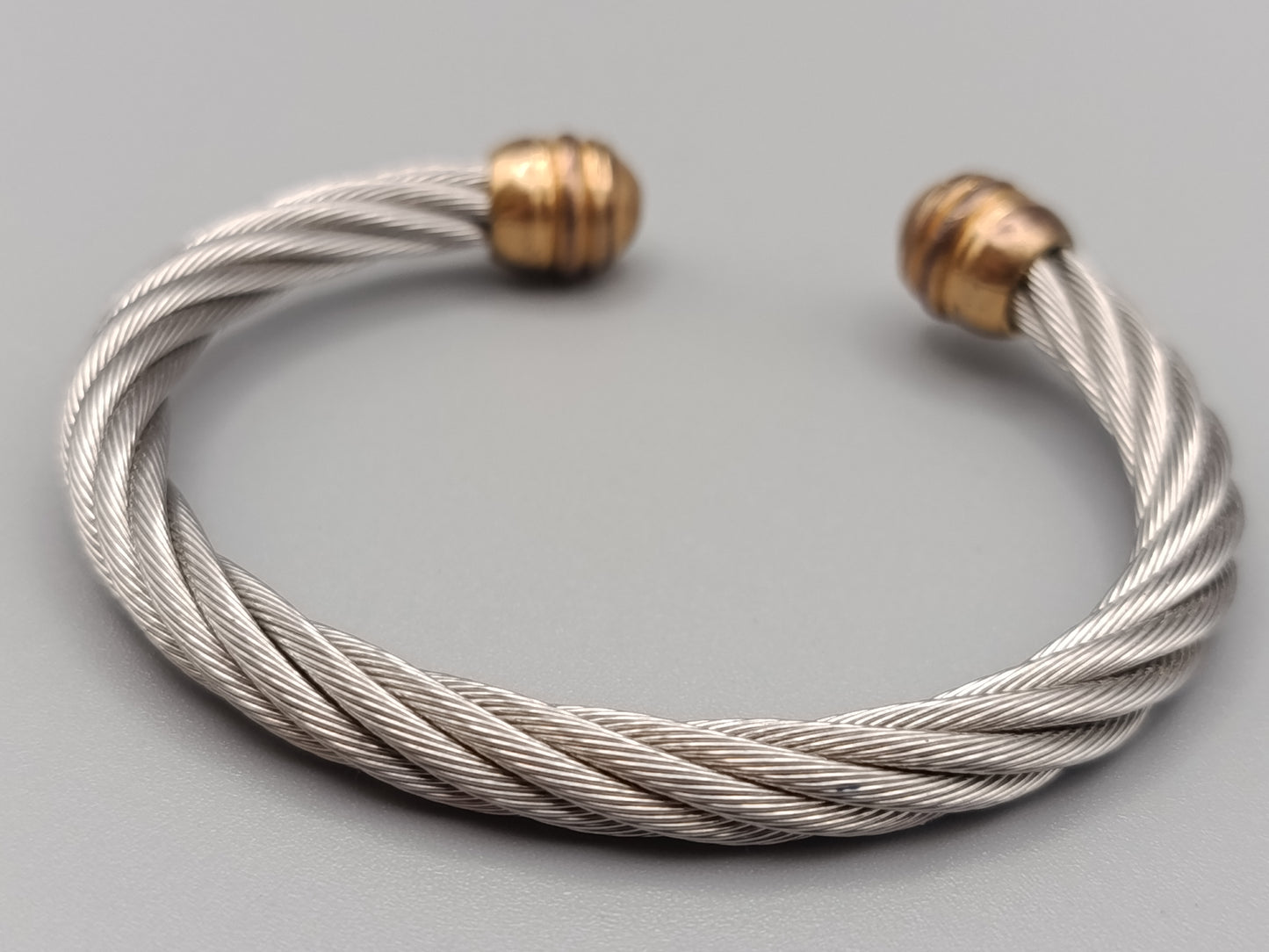 Markanter Damen Armreif im Kabel-Design