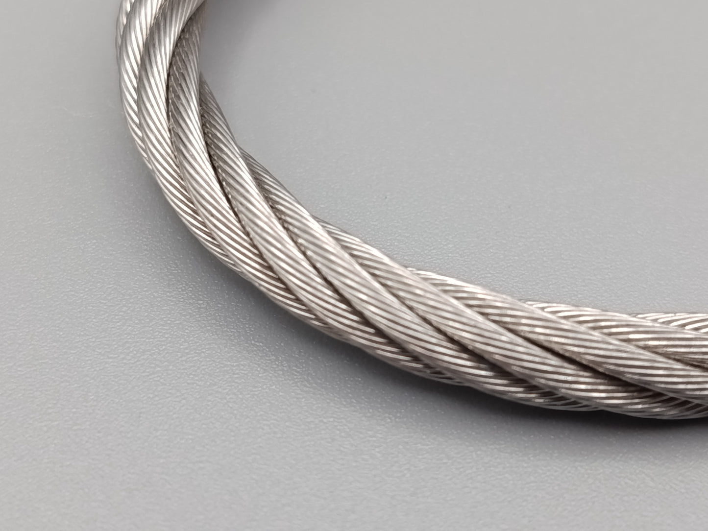 Markanter Damen Armreif im Kabel-Design