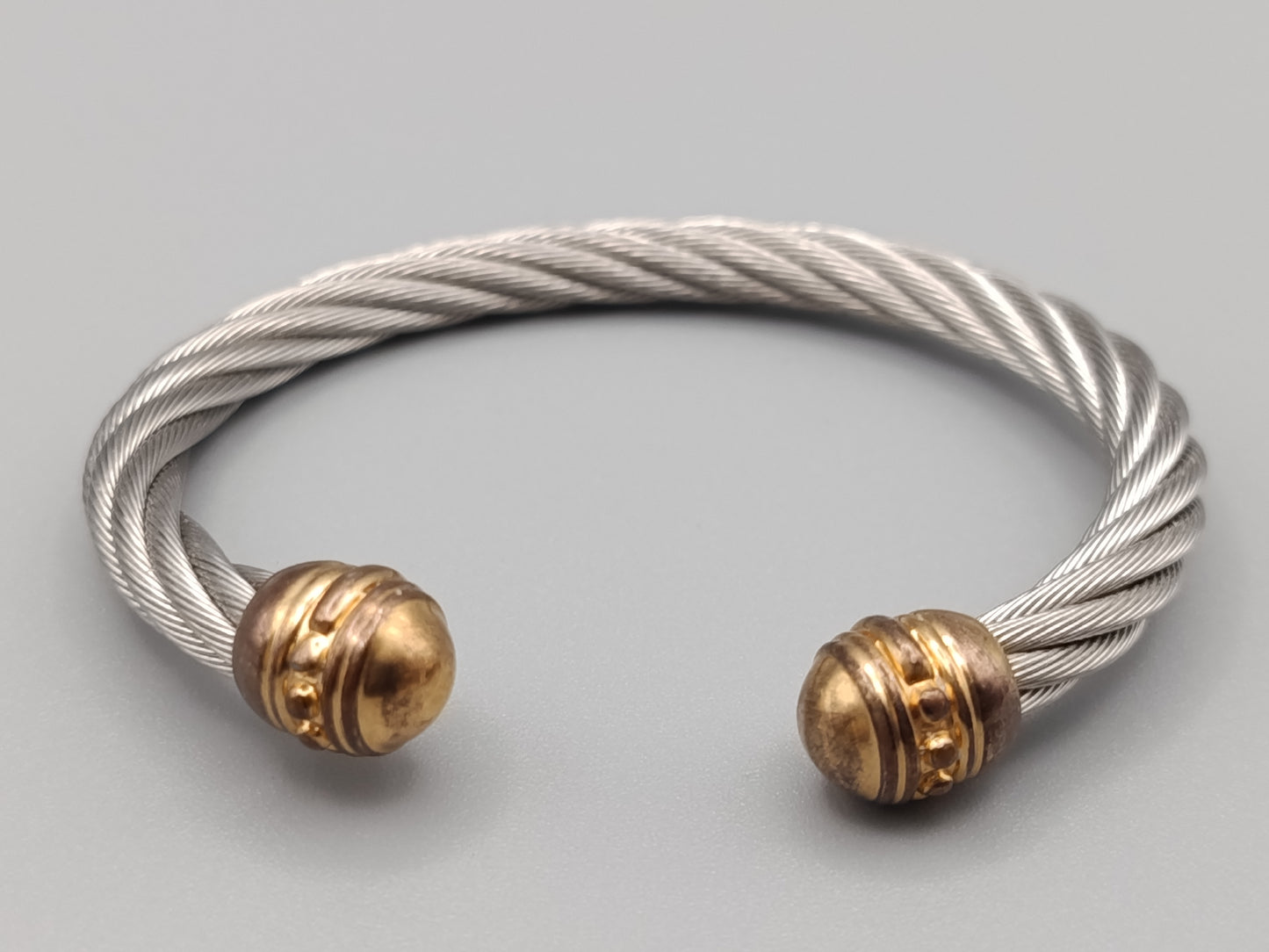 Markanter Damen Armreif im Kabel-Design