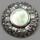 Edle Vintage Brosche  Schimmernder Perlmutt-Besatz