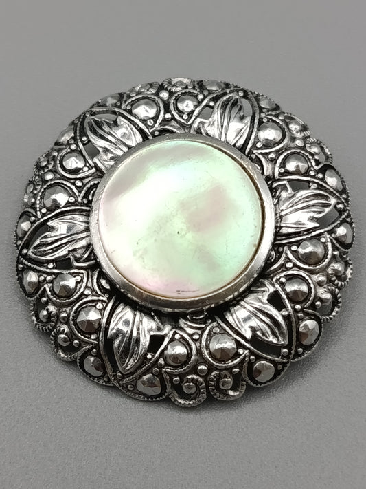 Edle Vintage Brosche  Schimmernder Perlmutt-Besatz