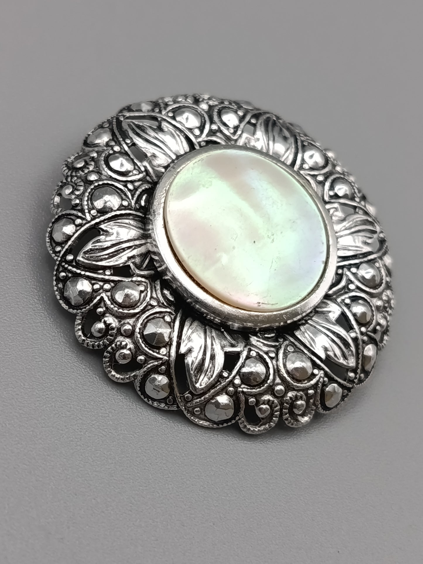 Edle Vintage Brosche  Schimmernder Perlmutt-Besatz