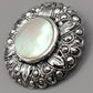 Edle Vintage Brosche  Schimmernder Perlmutt-Besatz