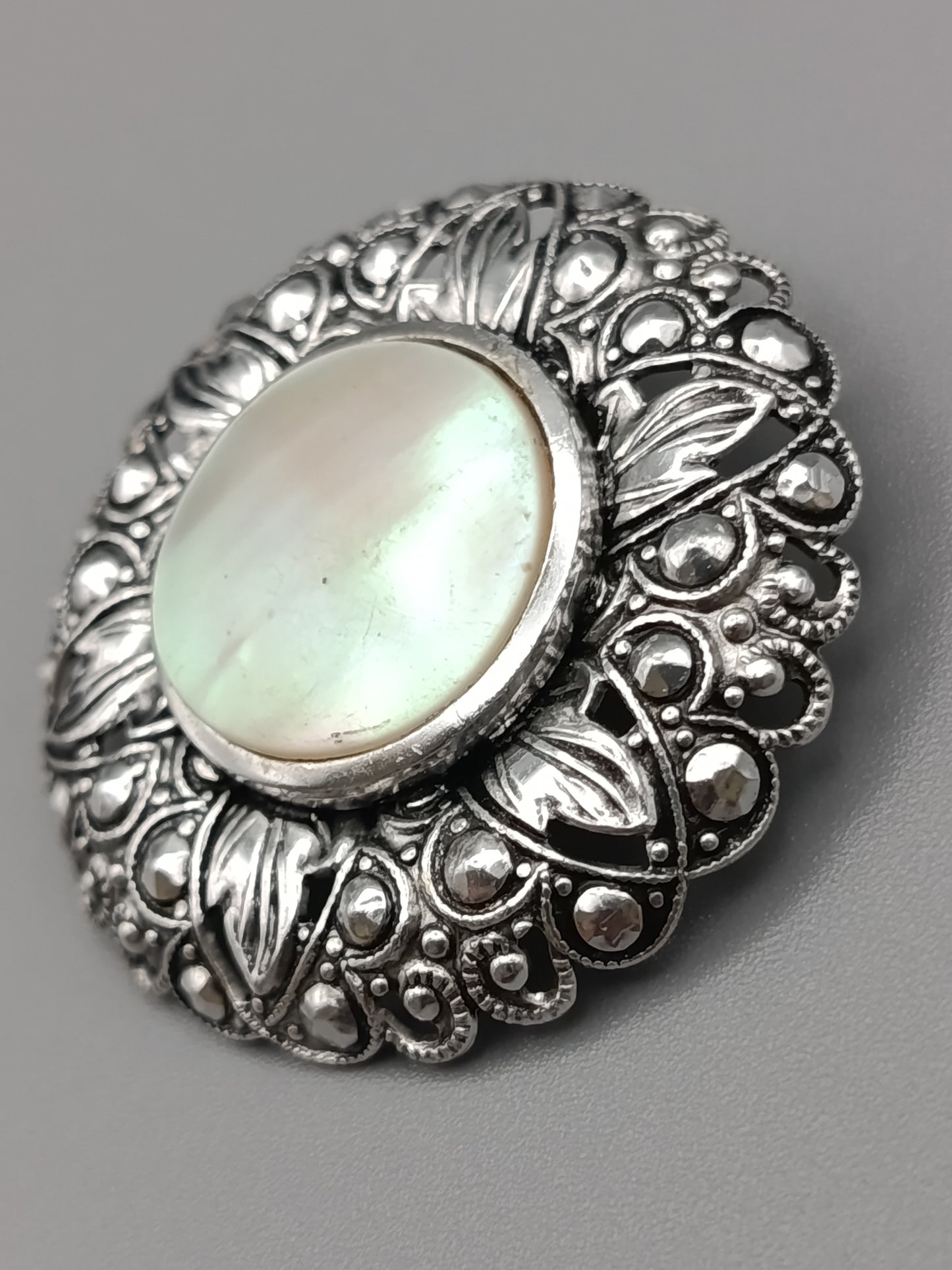 Edle Vintage Brosche  Schimmernder Perlmutt-Besatz