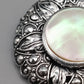 Edle Vintage Brosche  Schimmernder Perlmutt-Besatz