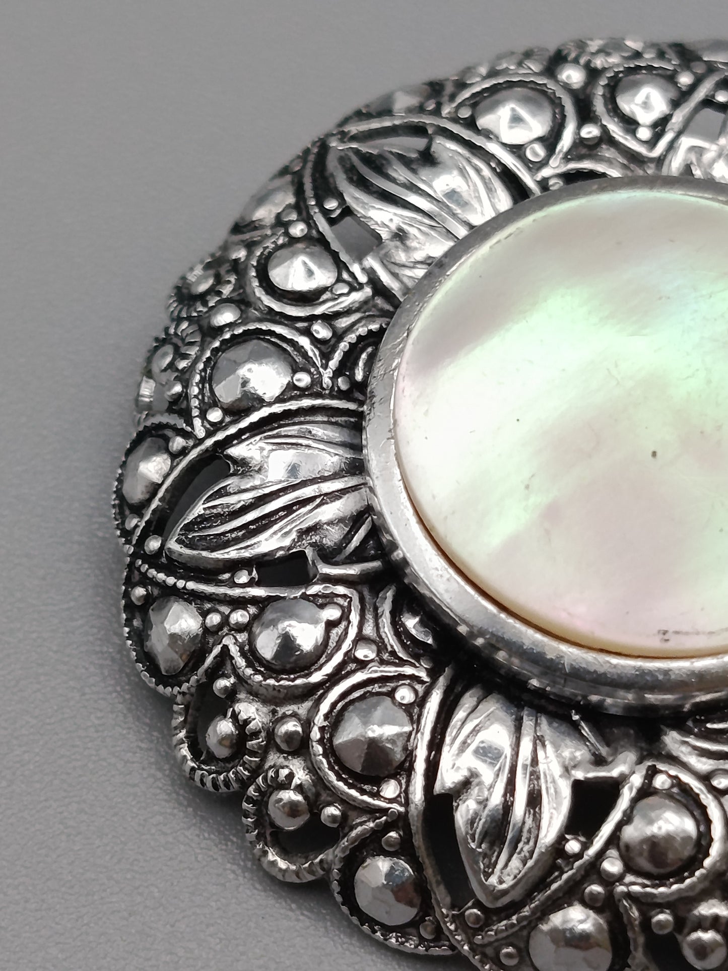Edle Vintage Brosche  Schimmernder Perlmutt-Besatz
