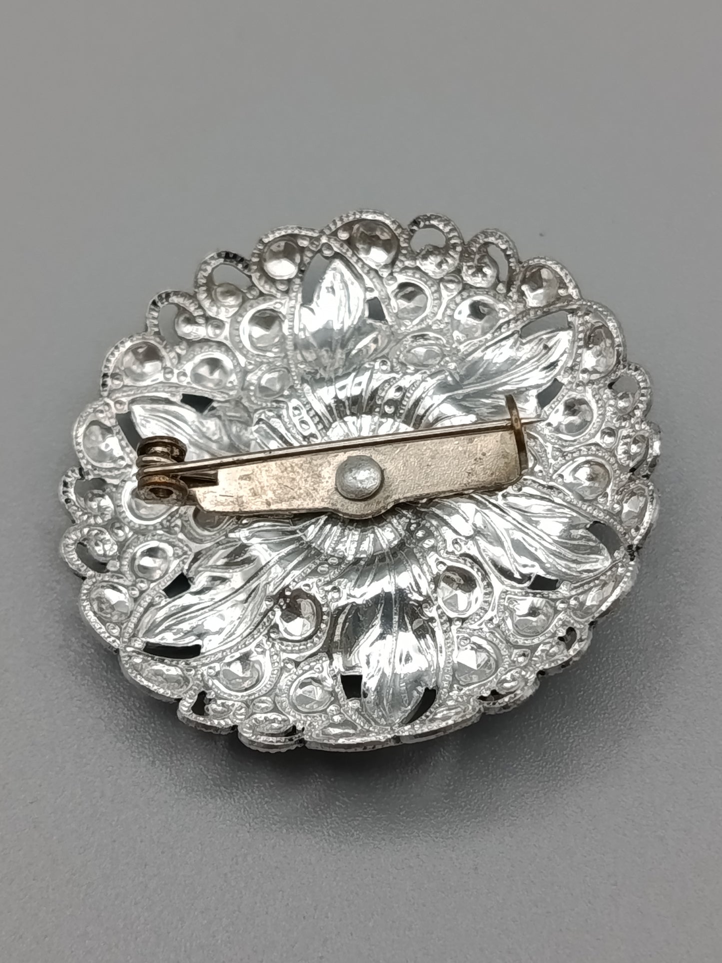 Edle Vintage Brosche  Schimmernder Perlmutt-Besatz
