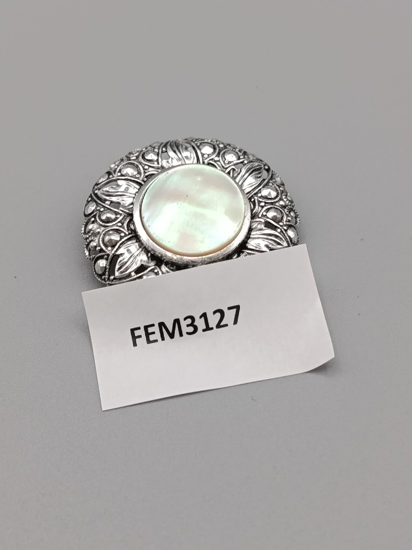 Edle Vintage Brosche  Schimmernder Perlmutt-Besatz