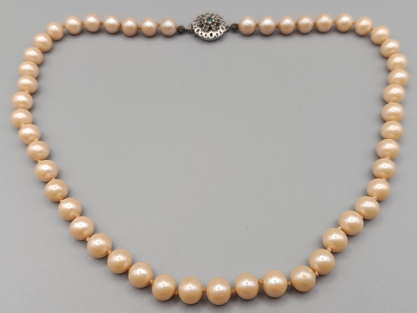 Edle Damen Perlen Kette mit verzierten Schmuckverschluss