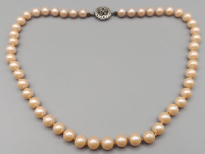 Edle Damen Perlen Kette mit verzierten Schmuckverschluss