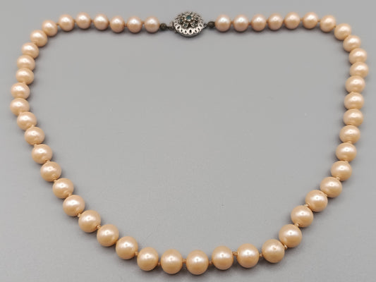 Edle Damen Perlen Kette mit verzierten Schmuckverschluss