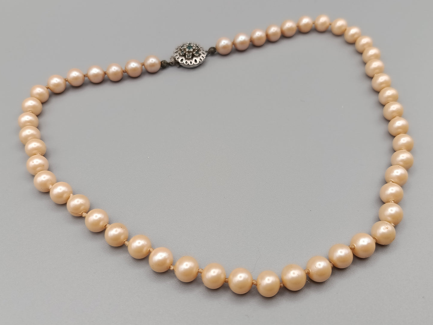 Edle Damen Perlen Kette mit verzierten Schmuckverschluss