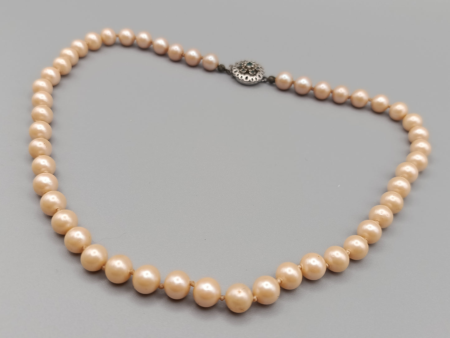 Edle Damen Perlen Kette mit verzierten Schmuckverschluss