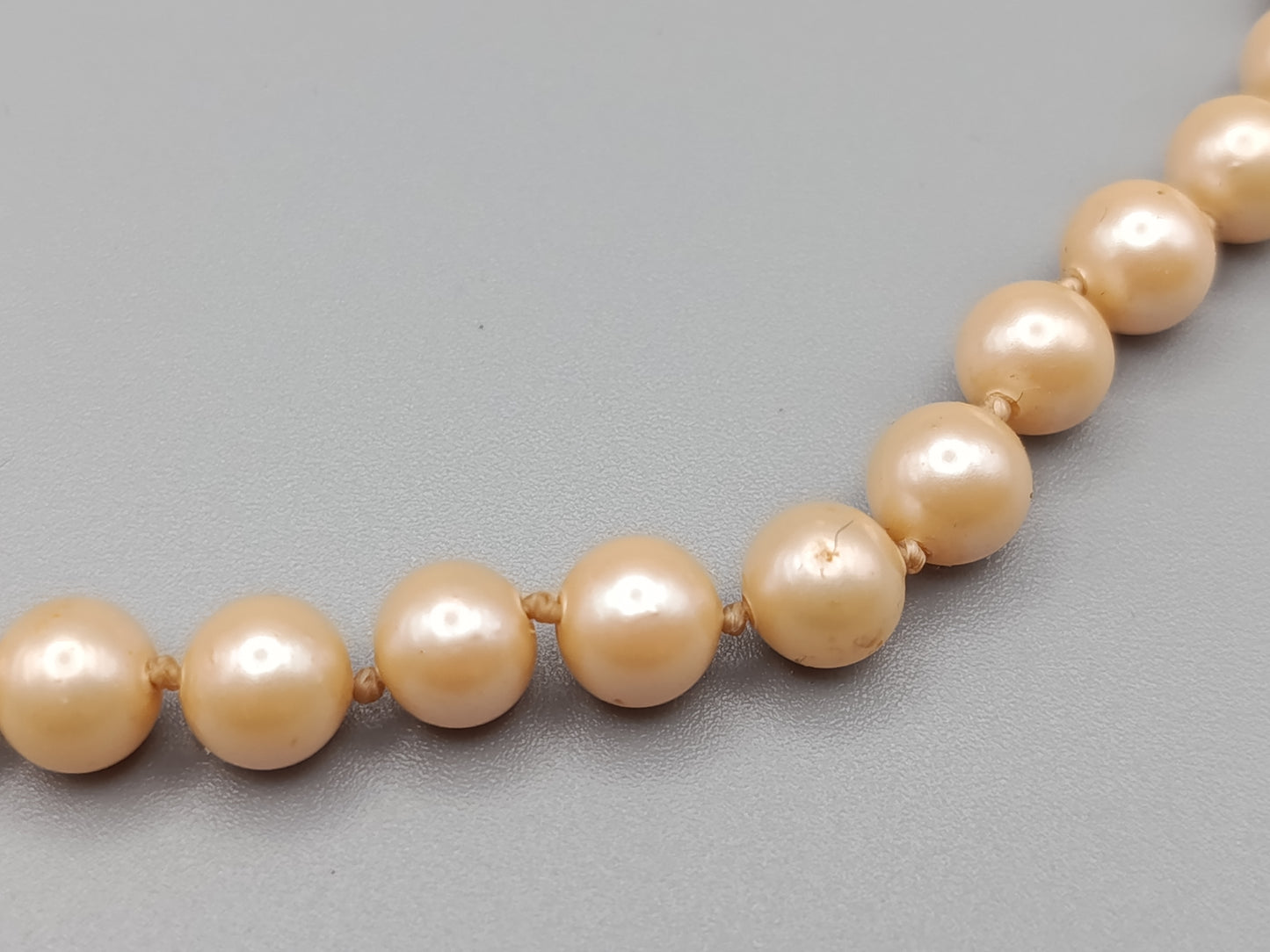 Edle Damen Perlen Kette mit verzierten Schmuckverschluss