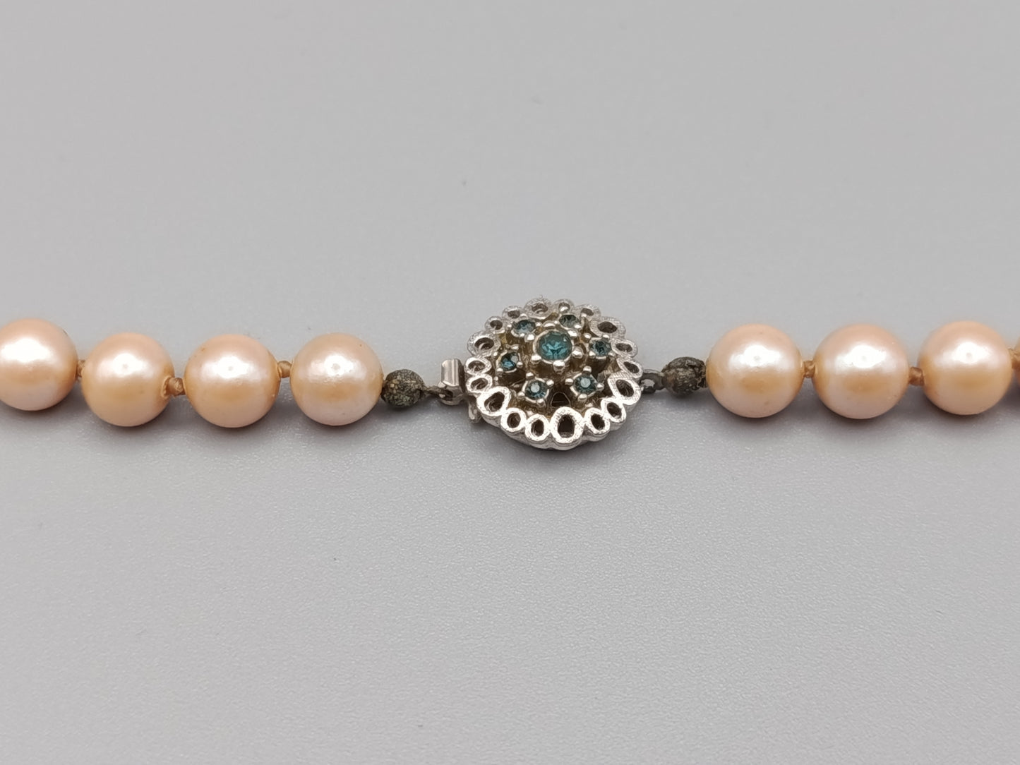 Edle Damen Perlen Kette mit verzierten Schmuckverschluss