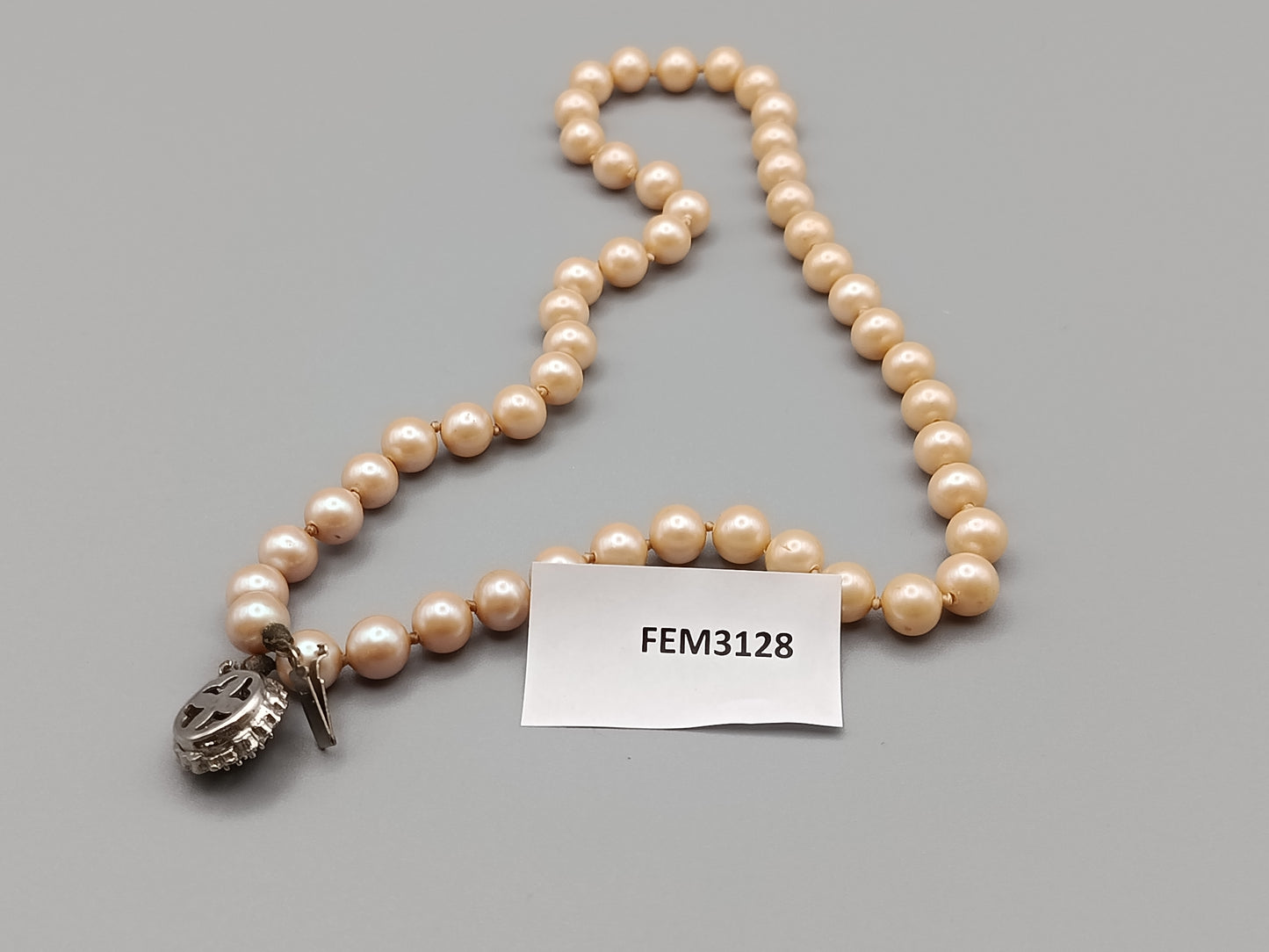 Edle Damen Perlen Kette mit verzierten Schmuckverschluss