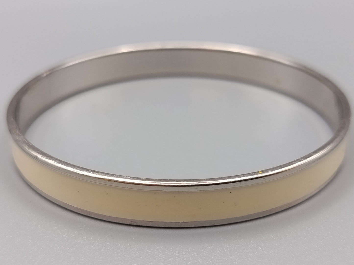 Eleganter Damen Armreif mit cremefarbenem Emaille-Inlay