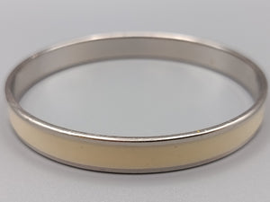 Eleganter Damen Armreif mit cremefarbenem Emaille-Inlay