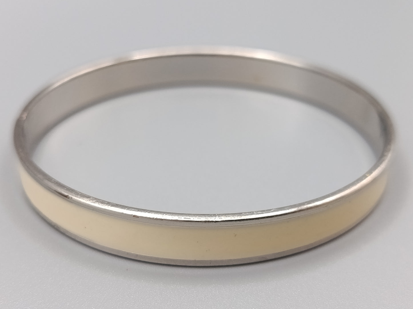 Eleganter Damen Armreif mit cremefarbenem Emaille-Inlay