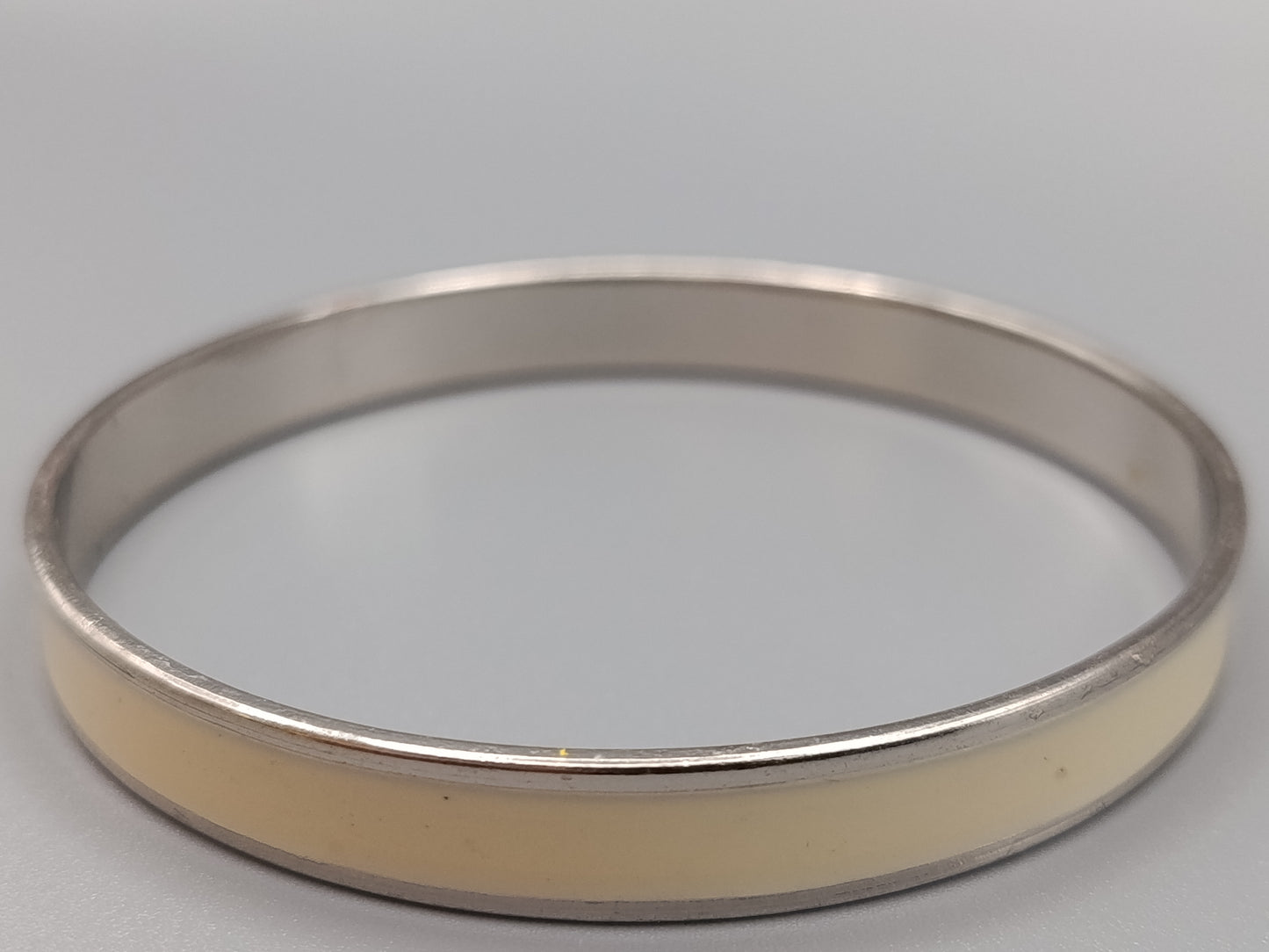 Eleganter Damen Armreif mit cremefarbenem Emaille-Inlay