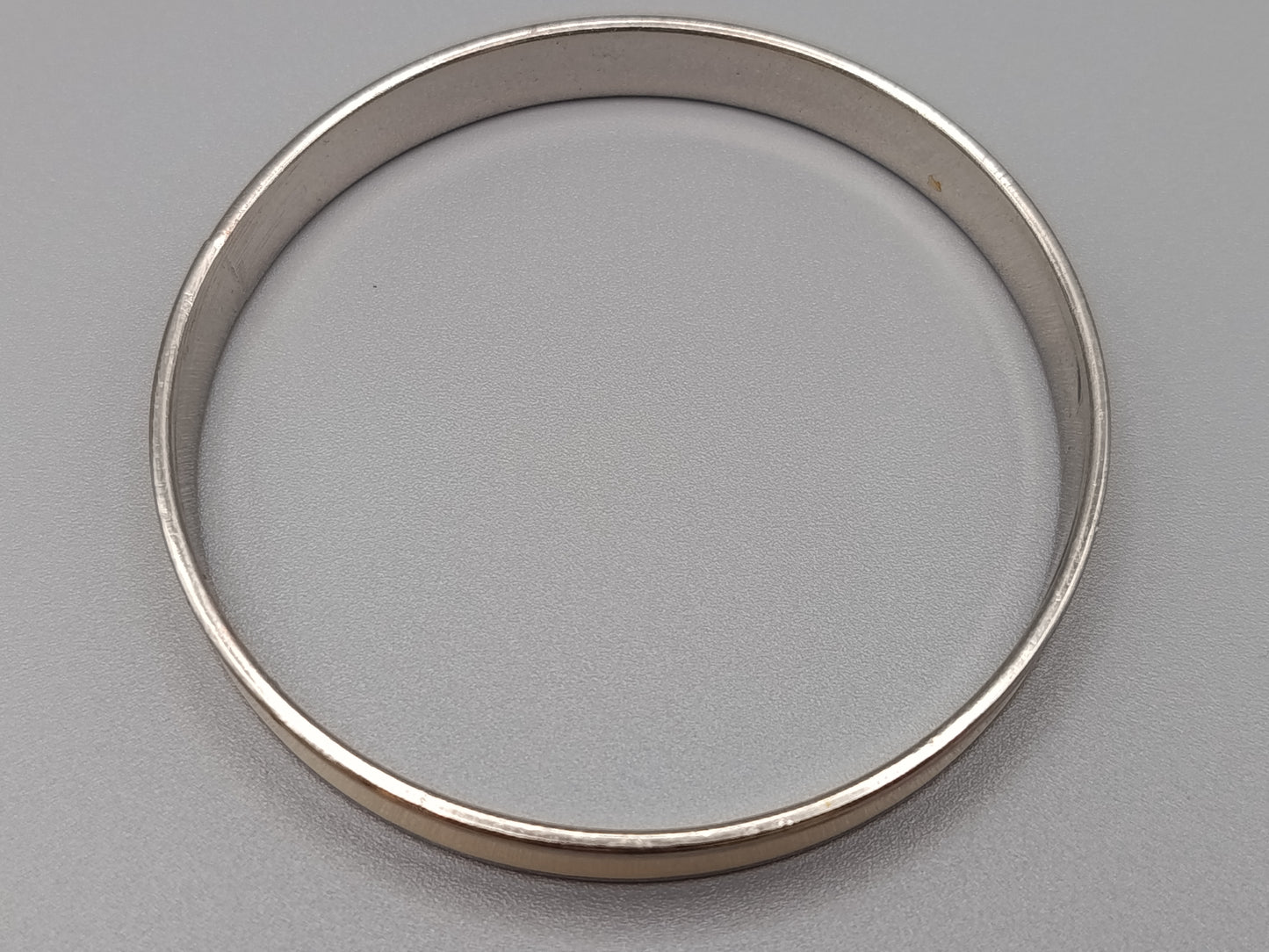 Eleganter Damen Armreif mit cremefarbenem Emaille-Inlay