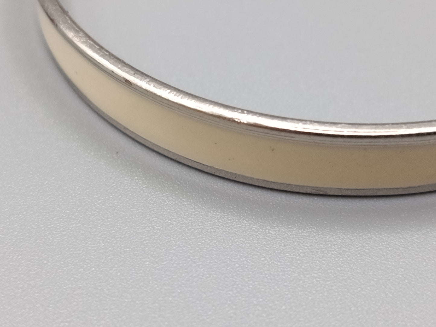 Eleganter Damen Armreif mit cremefarbenem Emaille-Inlay