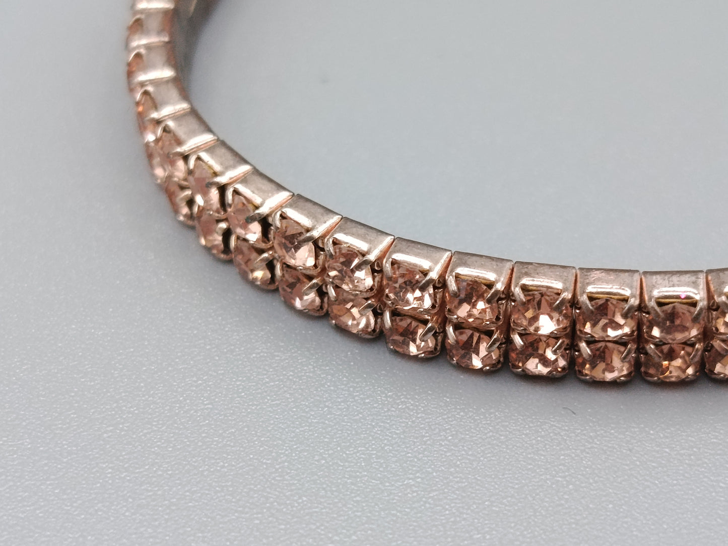 Elegantes Strass Damen Armband in Roségold-Optik