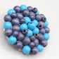 Moderne Vintage Brosche mit blauen Holzperlen
