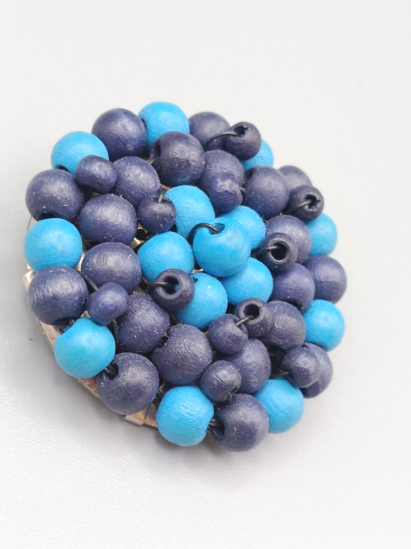 Moderne Vintage Brosche mit blauen Holzperlen