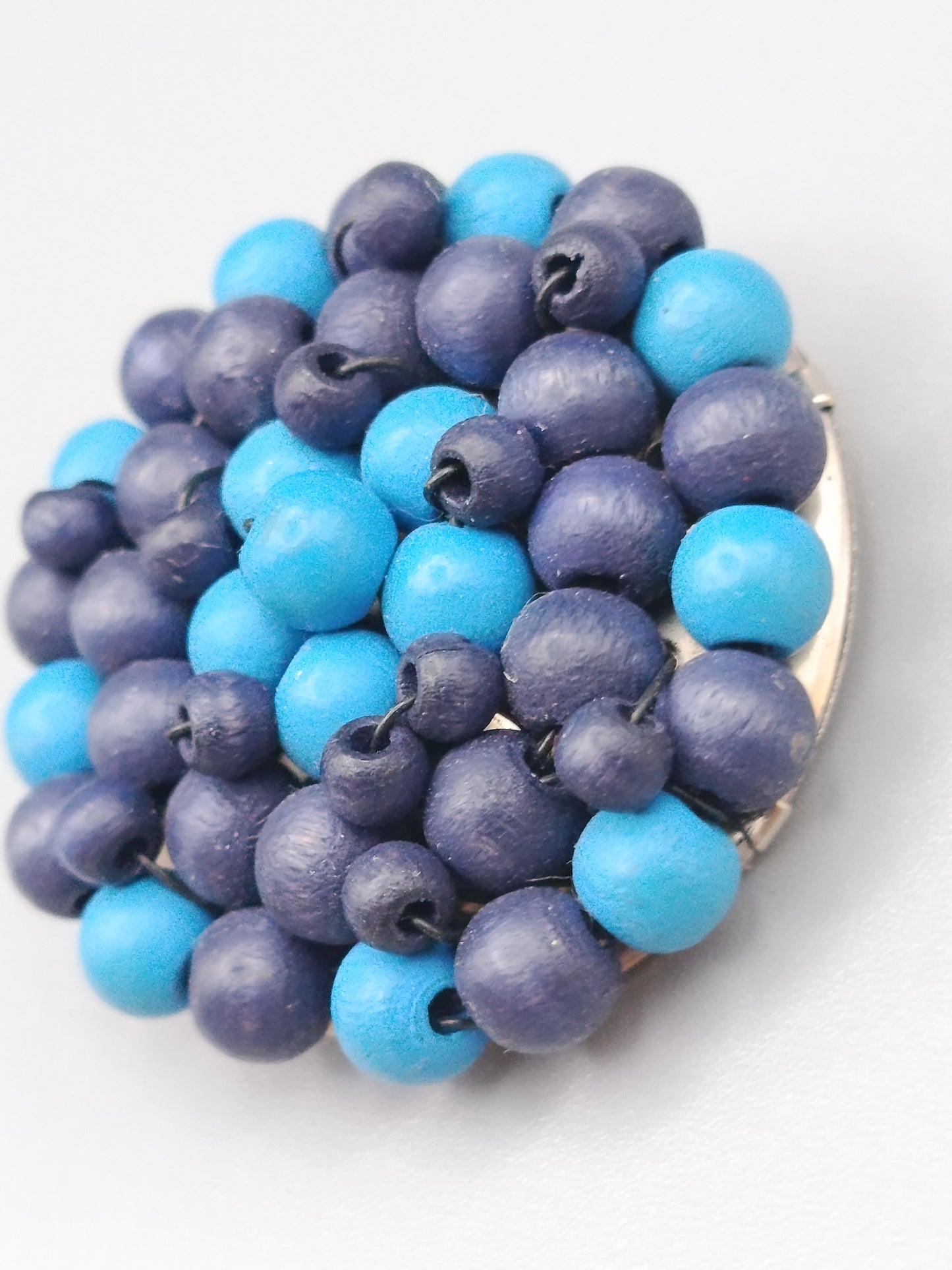 Moderne Vintage Brosche mit blauen Holzperlen