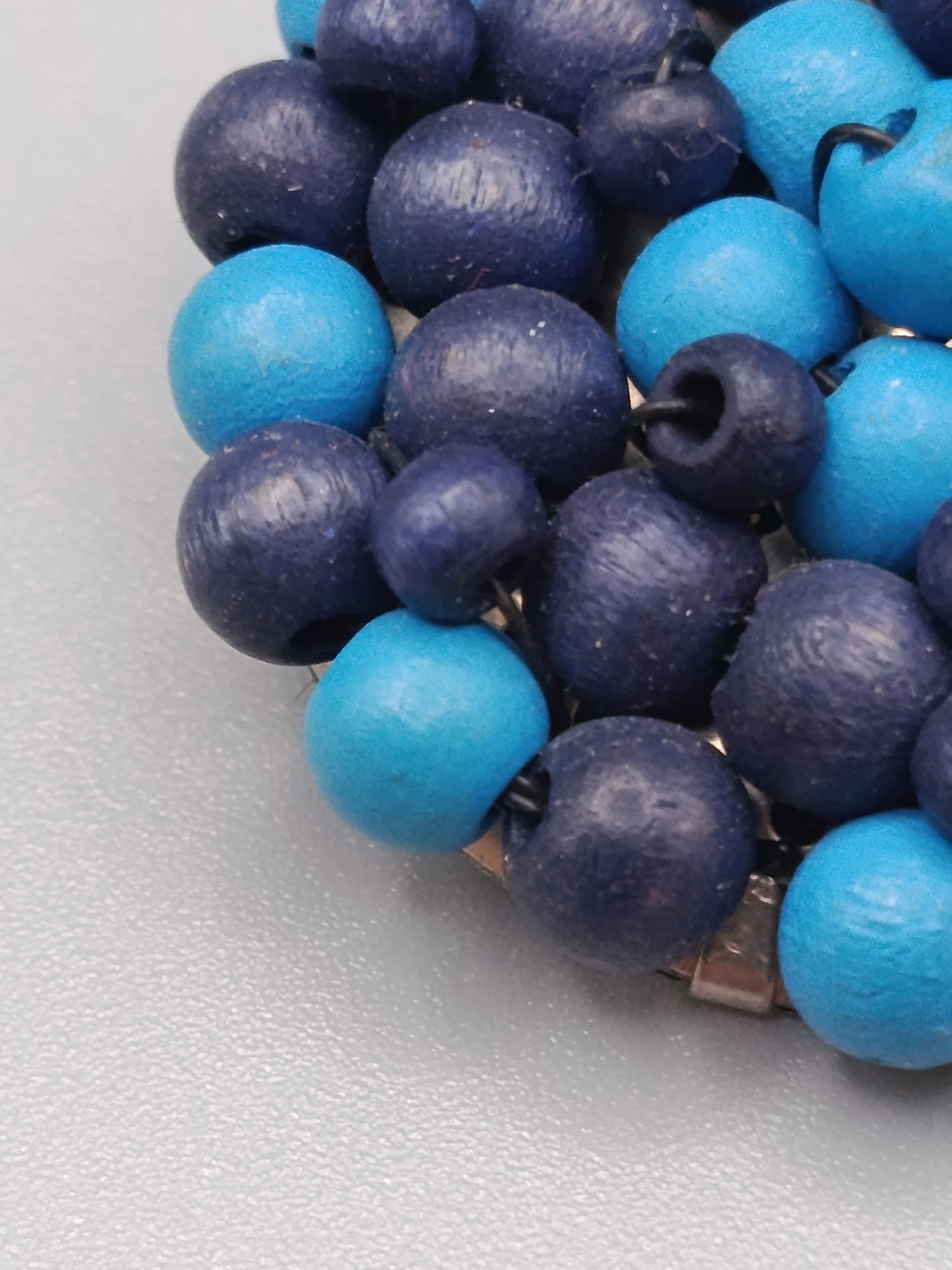 Moderne Vintage Brosche mit blauen Holzperlen