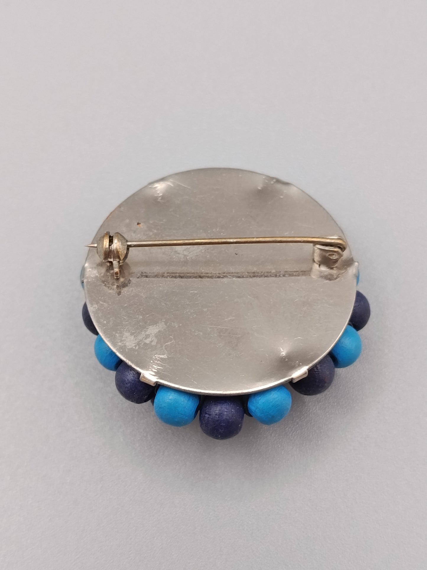 Moderne Vintage Brosche mit blauen Holzperlen