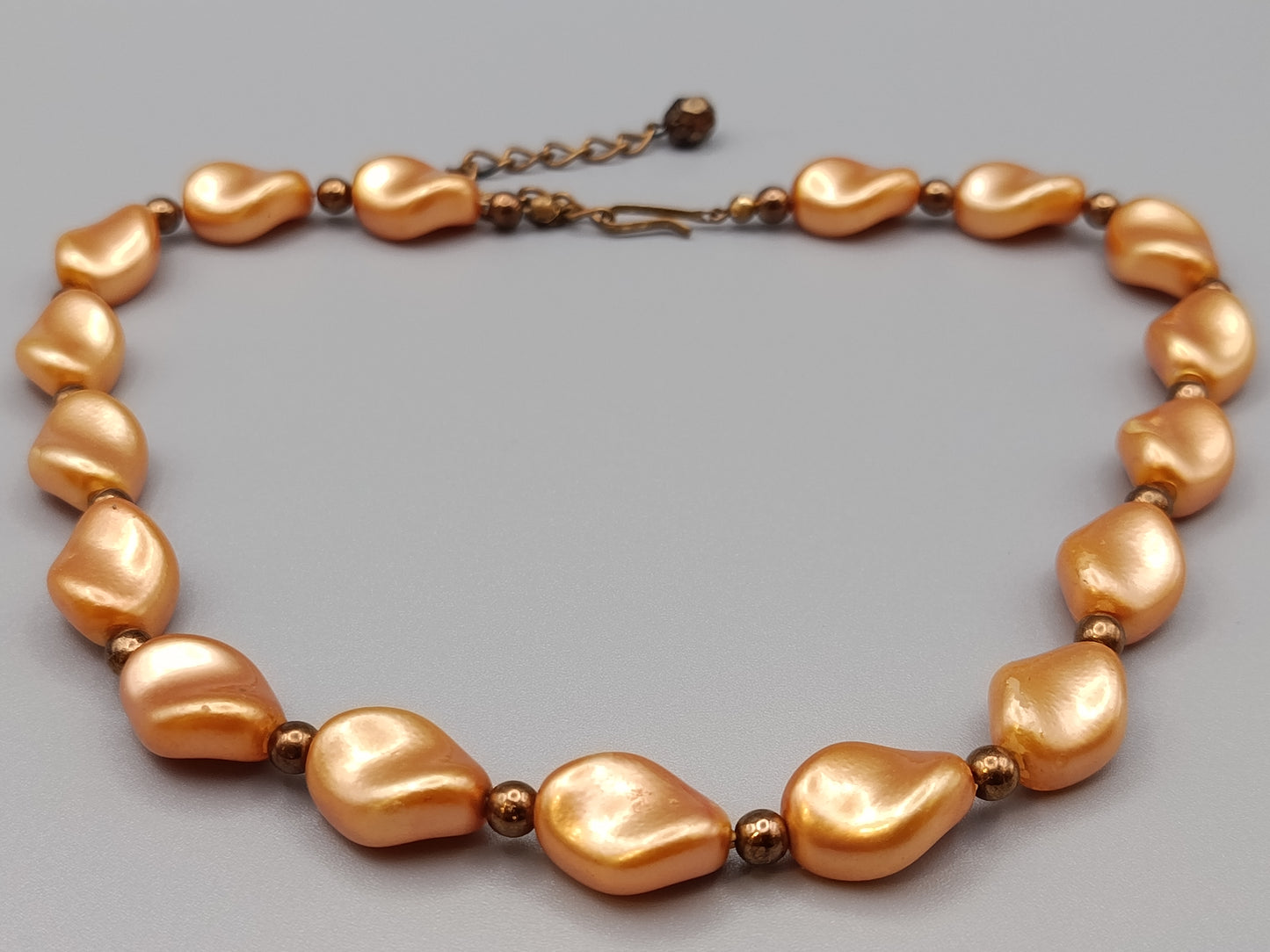 Elegante apricotfarbene Perlen Kette Barock-Stil