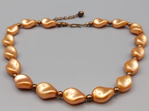 Elegante apricotfarbene Perlen Kette Barock-Stil