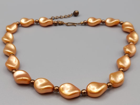 Elegante apricotfarbene Perlen Kette Barock-Stil