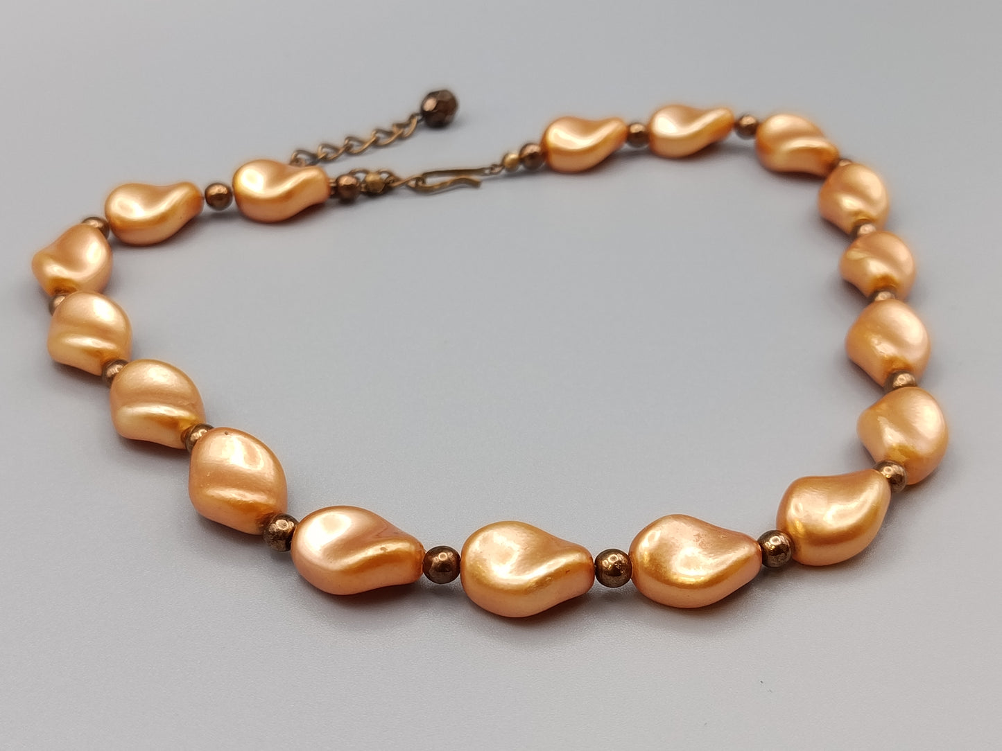 Elegante apricotfarbene Perlen Kette Barock-Stil