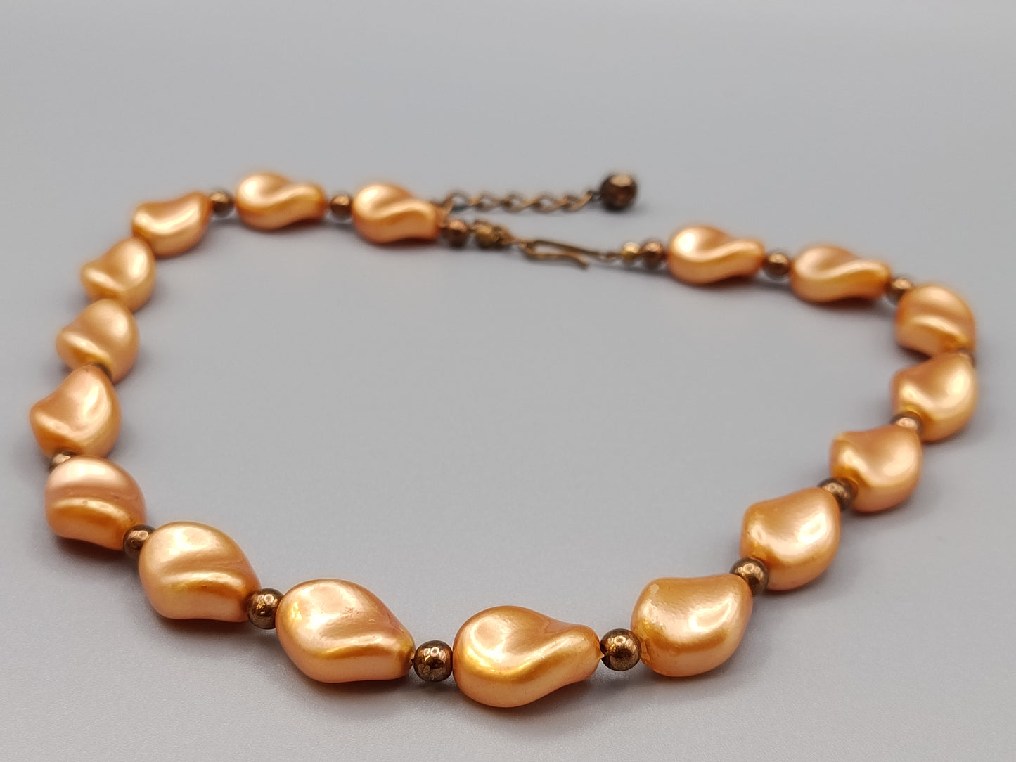 Elegante apricotfarbene Perlen Kette Barock-Stil