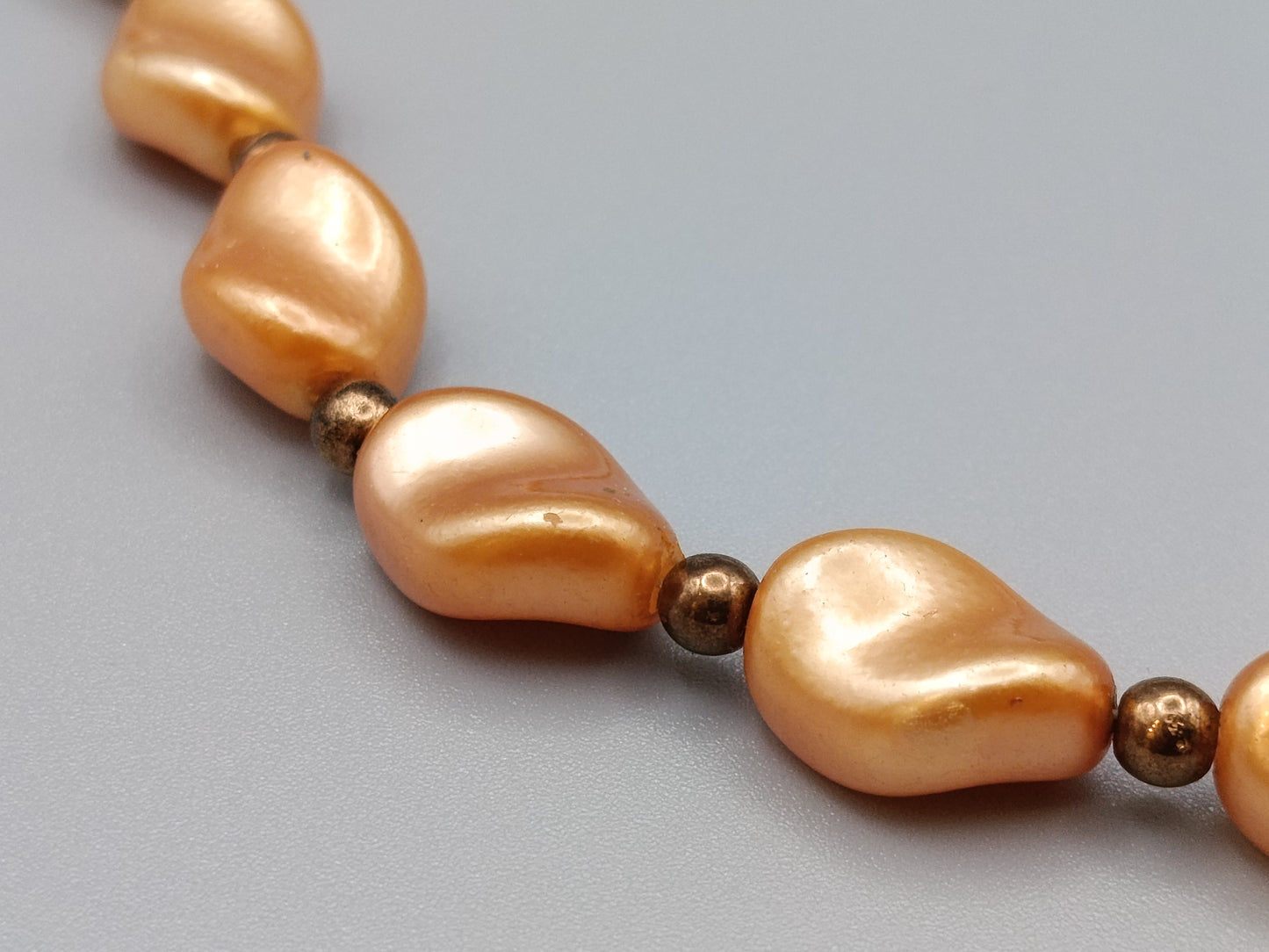 Elegante apricotfarbene Perlen Kette Barock-Stil