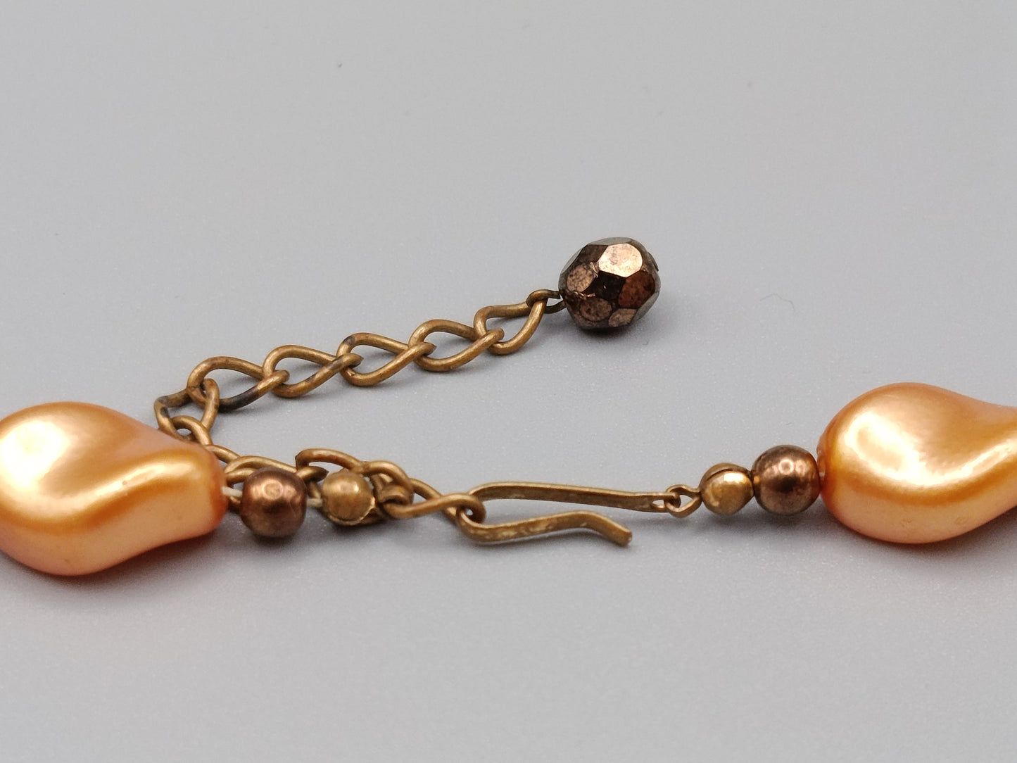 Elegante apricotfarbene Perlen Kette Barock-Stil