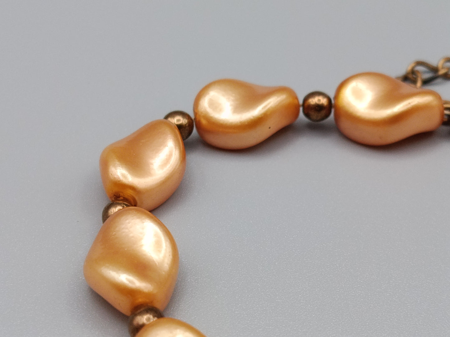 Elegante apricotfarbene Perlen Kette Barock-Stil