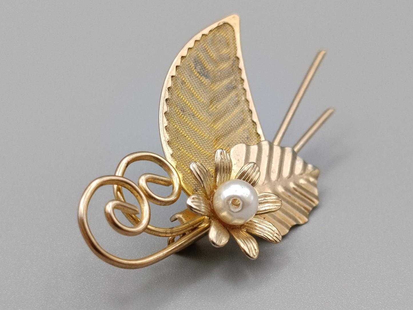 Edle Vintage Brosche in Gold Optik Florales Design