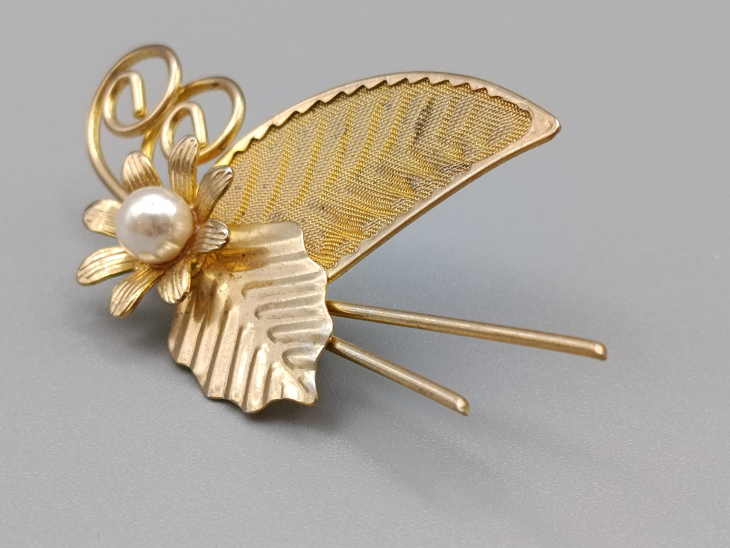 Edle Vintage Brosche in Gold Optik Florales Design