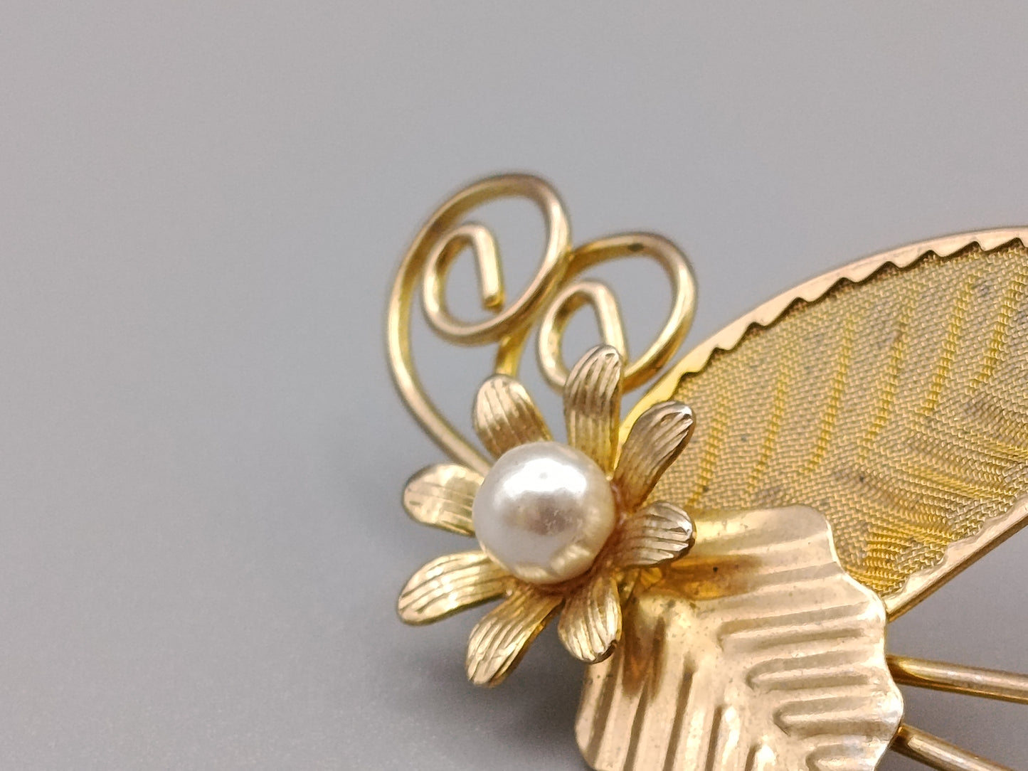 Edle Vintage Brosche in Gold Optik Florales Design